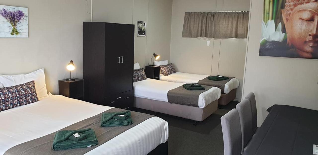 Smerdon Lodge Motel Horsham Extérieur photo