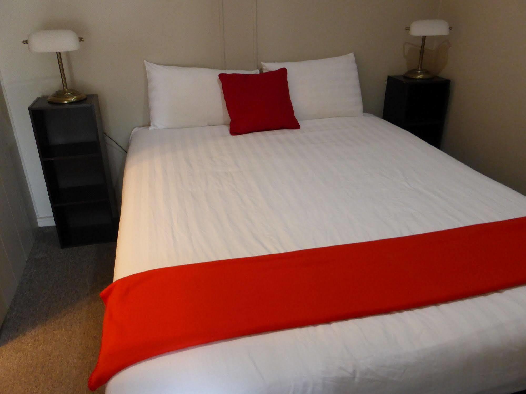 Smerdon Lodge Motel Horsham Extérieur photo