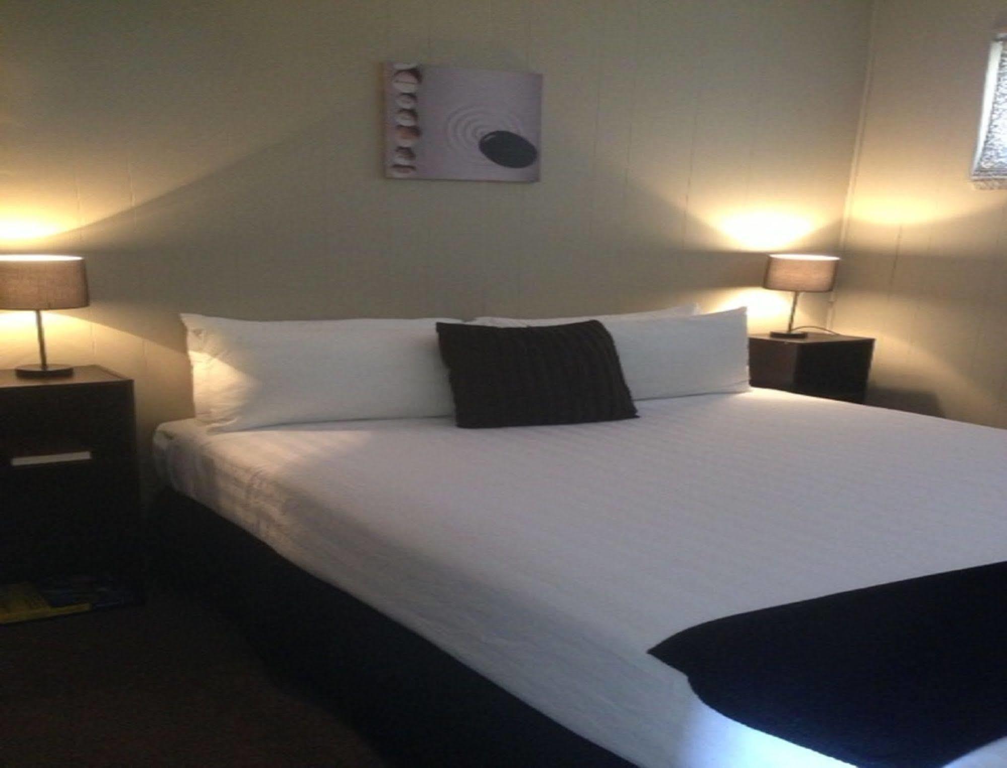 Smerdon Lodge Motel Horsham Extérieur photo