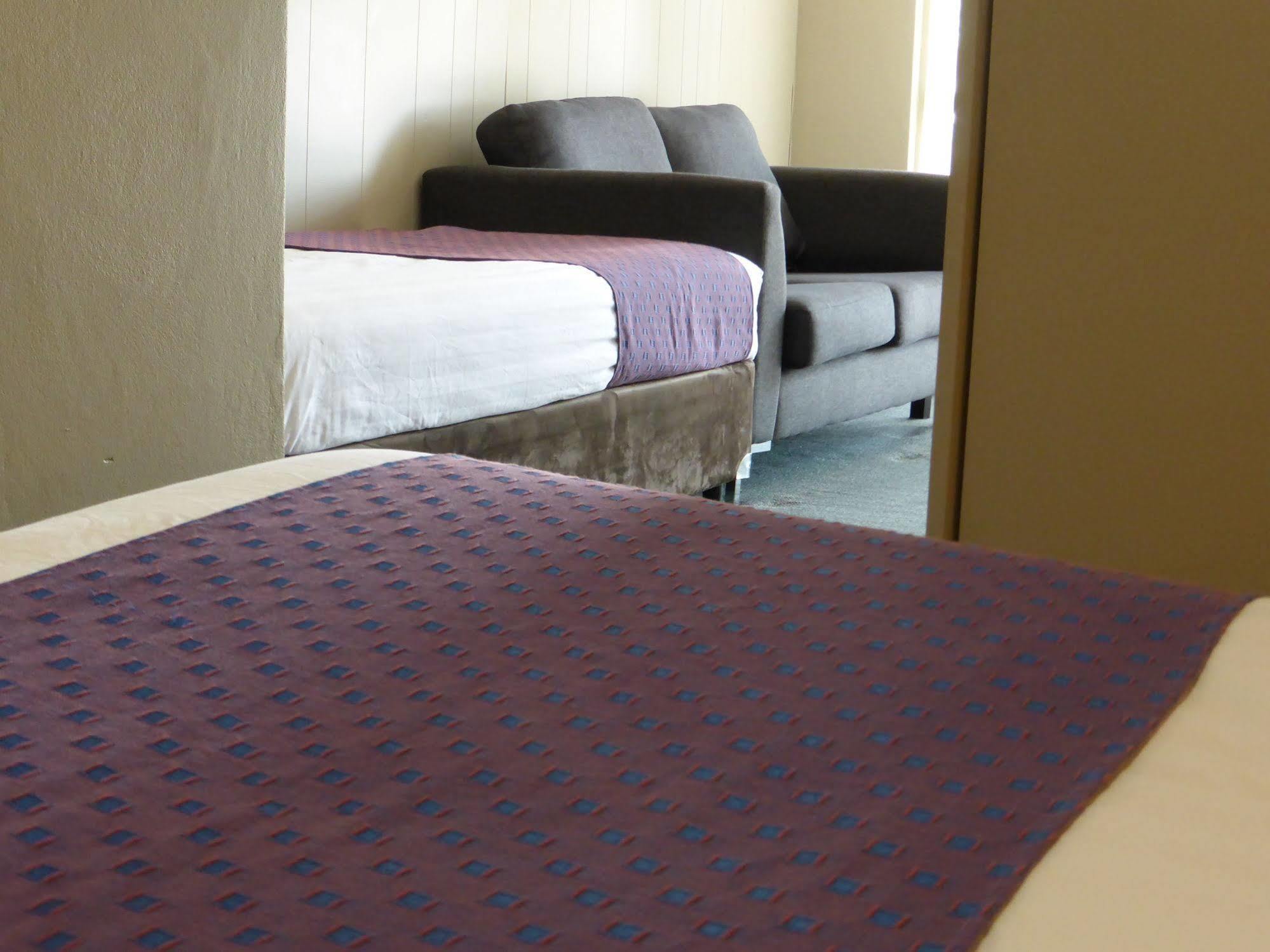 Smerdon Lodge Motel Horsham Extérieur photo