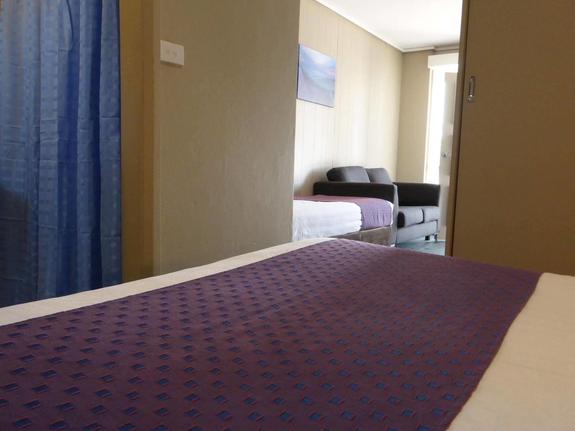 Smerdon Lodge Motel Horsham Extérieur photo