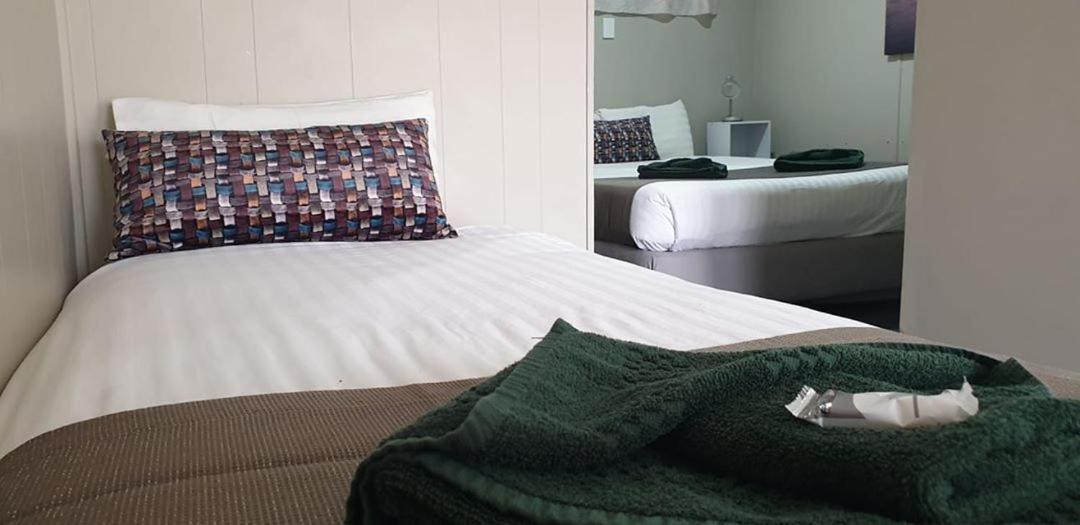 Smerdon Lodge Motel Horsham Extérieur photo